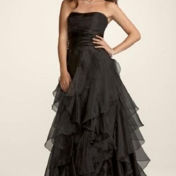 David's Bridal Black Strapless Tiered Organza Ball Gown Size 6 - Picture 10 of 16